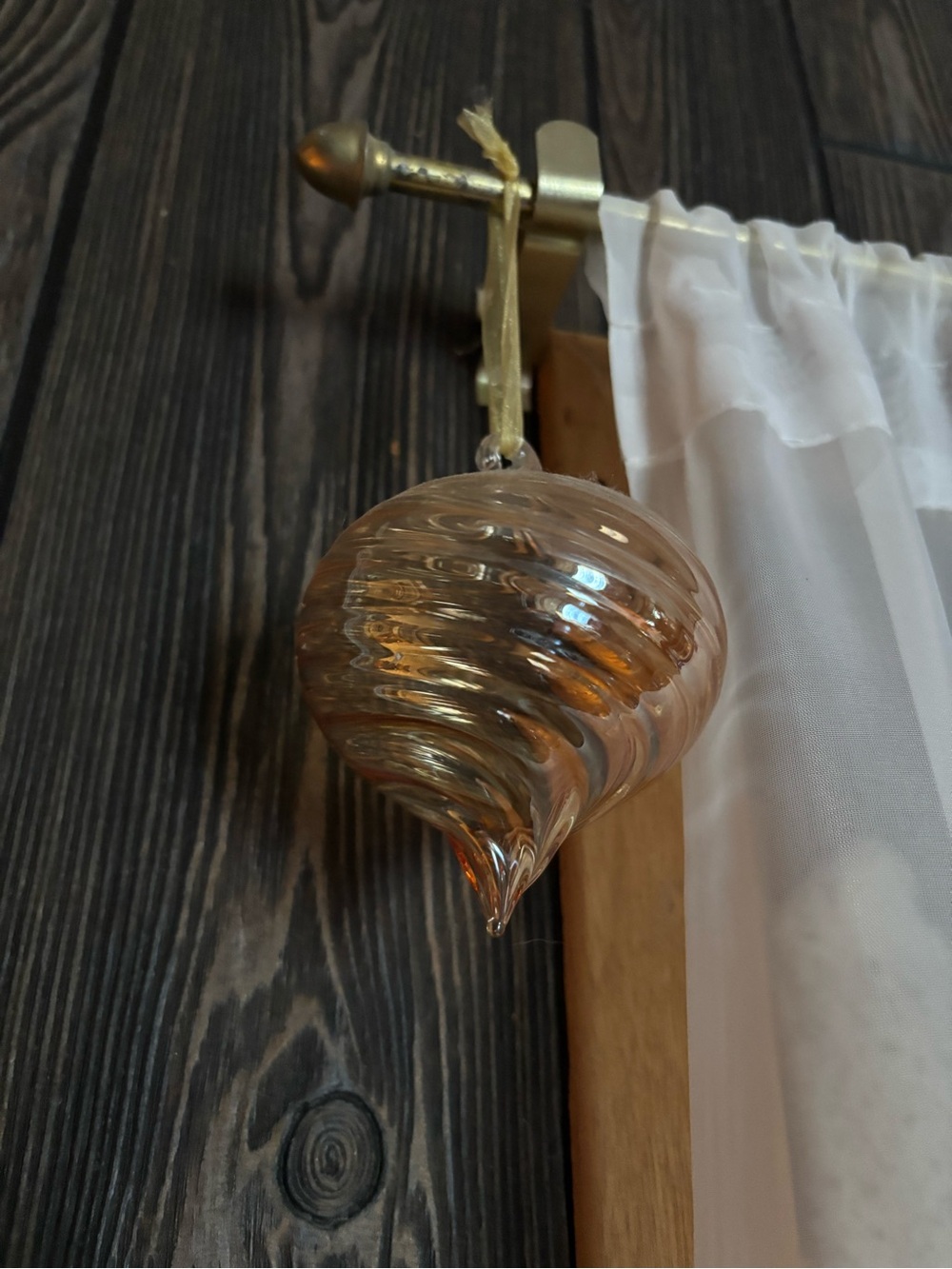 Glads blown Swirl Drop Ornament - Amber-Tinted
